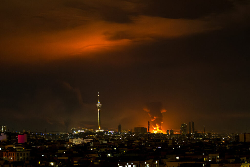 Cer negru, ploaie acidă și aer otrăvit: ce trăiesc acum cei 10 milioane de locuitori ai Teheranului. VIDEO
