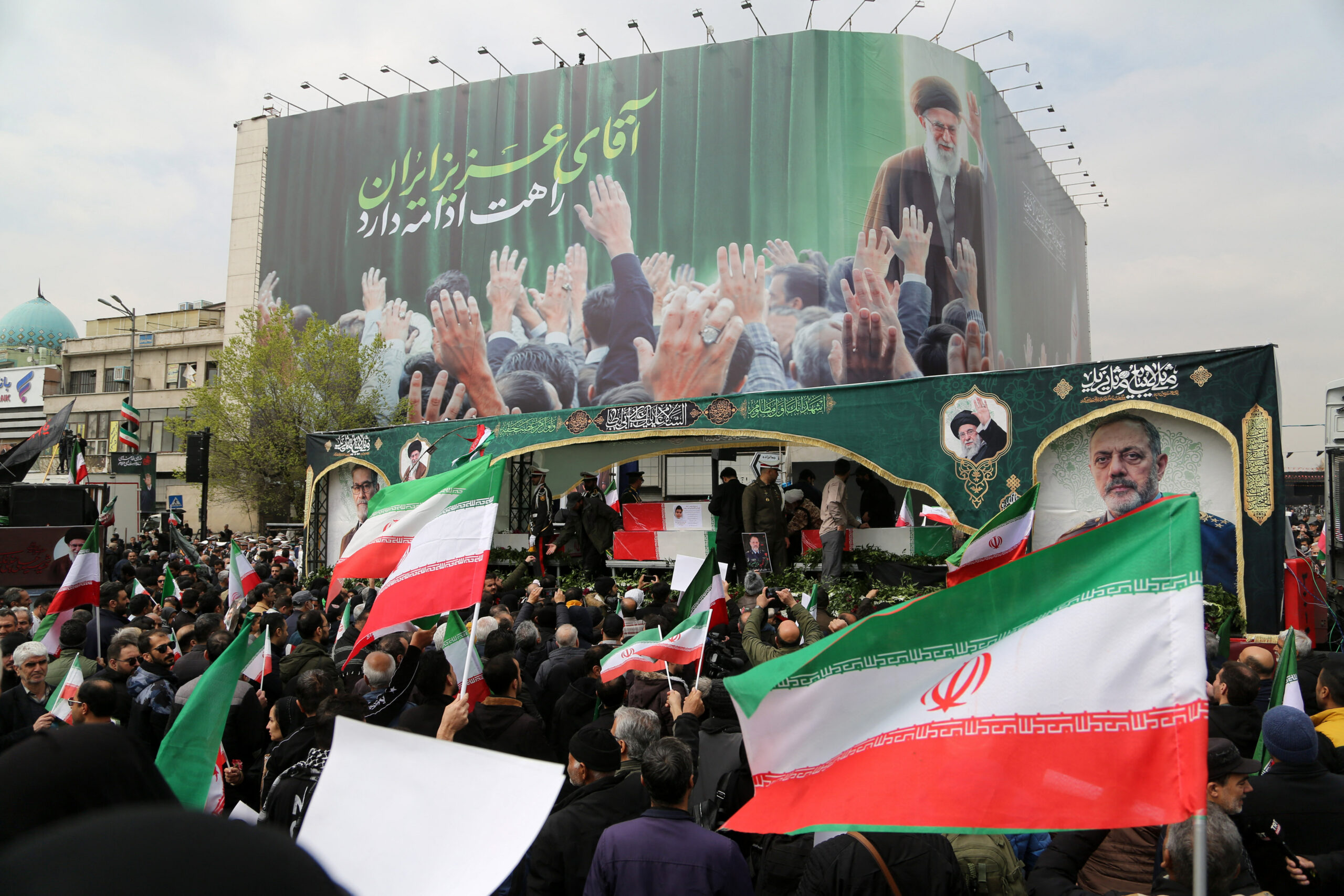 Poza pentru articolul Război în Orientul Mijlociu ziua 13. Petrolul se scumpește din nou. Strâmtoarea Ormuz devine noul focar al conflictului, după atacuri asupra navelor și intervenția SUA / Hezbollah și Iranul au lansat primul atac coordonat împotriva Israelului