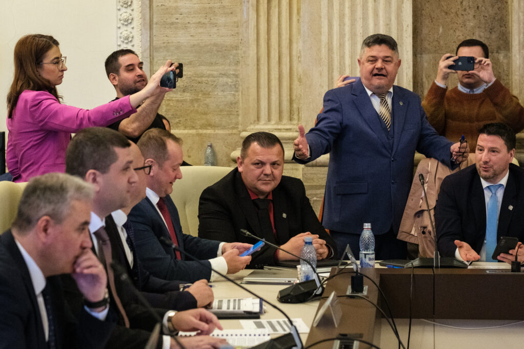 Amendament PSD trecut cu ajutorul AUR. Ajutoare unice pentru pensionarii militari cu venituri sub 3.000 de lei, aprobate în comisii