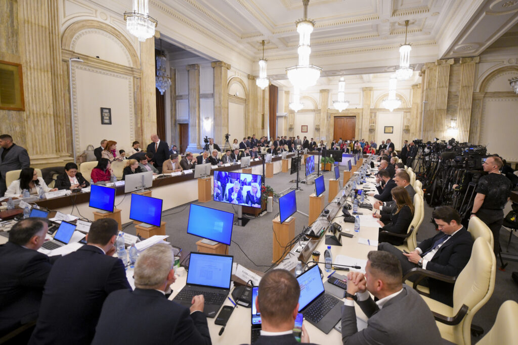 Șantierele se opresc, fondurile europene se blochează, ratingul țării e în pericol. Avertisment PNL
