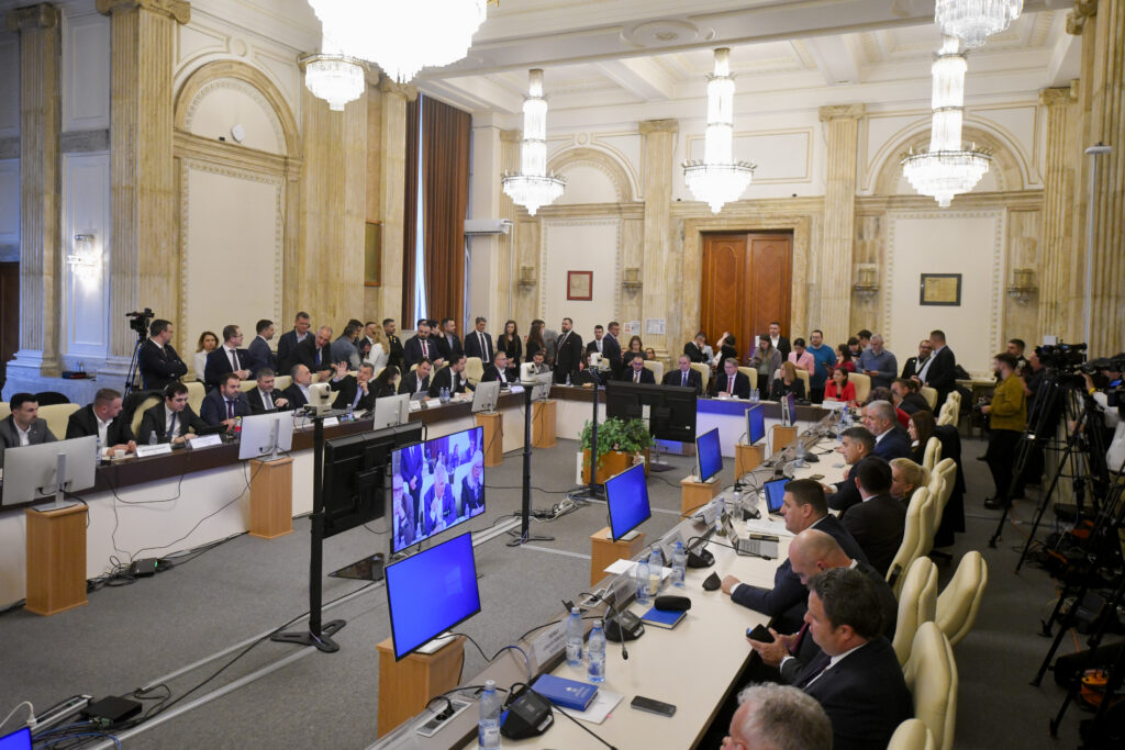 Cum vede Reuters criza bugetară din România: Deficit record, recesiune tehnică și coaliție la limită