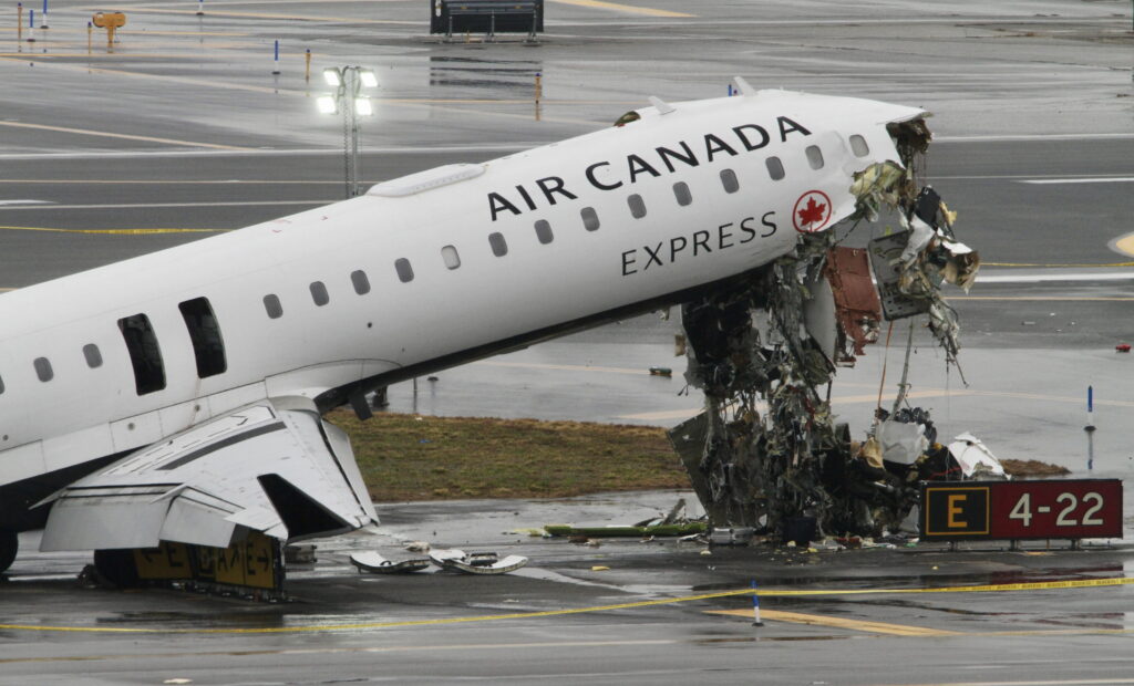 Cum a supraviețuit însoțitoarea de bord aruncată din avionul Air Canada în accidentul de pe aeroportul LaGuardia