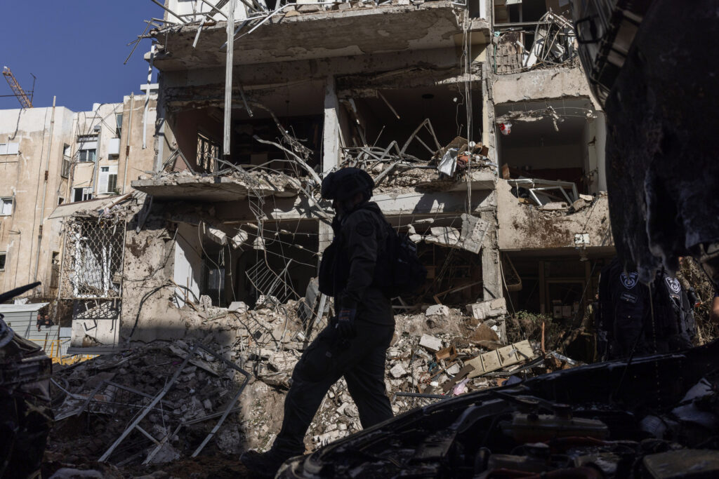 Războiul din Orientul Mijlociu, ziua 29. Trump: Iranul este în retragere / Iranul afirmă că un proiectil a lovit în apropierea centralei nucleare Bushehr