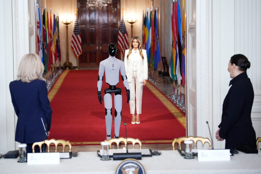 Melania Trump aduce un robot umanoid la un summit global. Cum ar putea arăta „clasa viitorului” cu AI