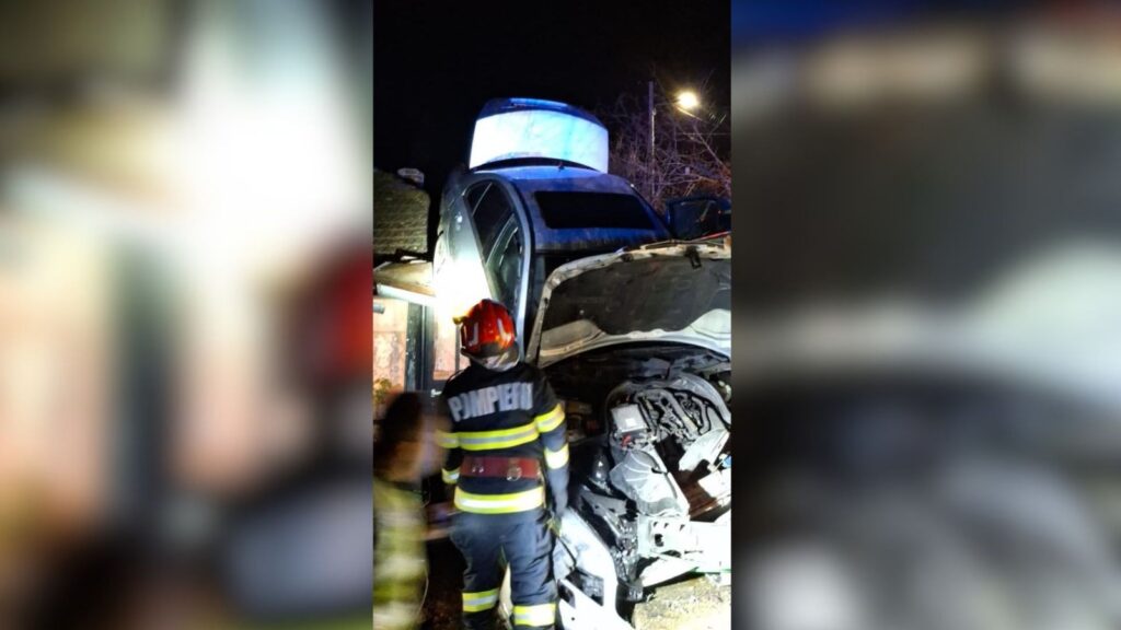 O mașină în care se aflau patru oameni a ajuns pe acoperișul unei case din Prahova. Nimeni nu a fost rănit