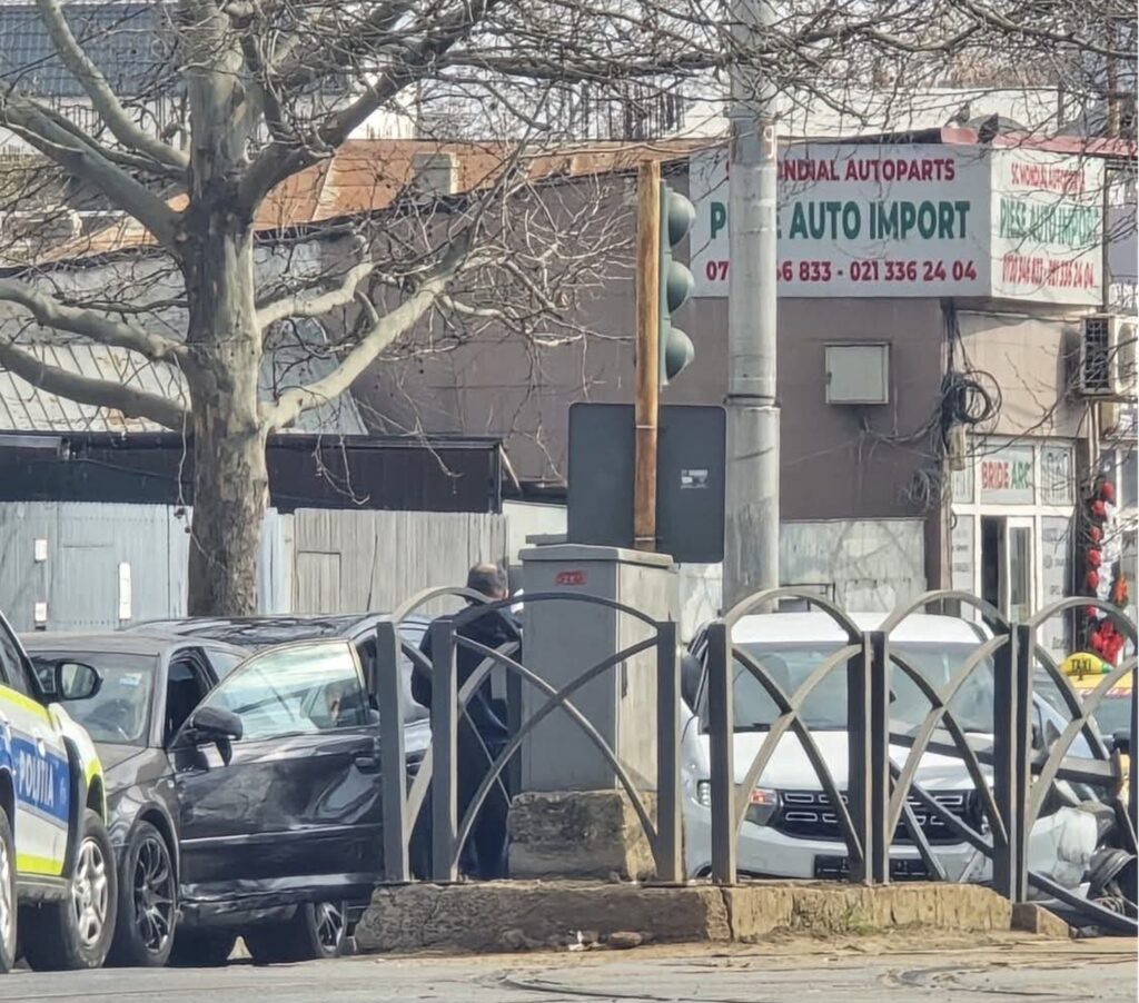 Accident cu trei mașini în București. Un refugiu de tramvai, spulberat – minori printre răniți
