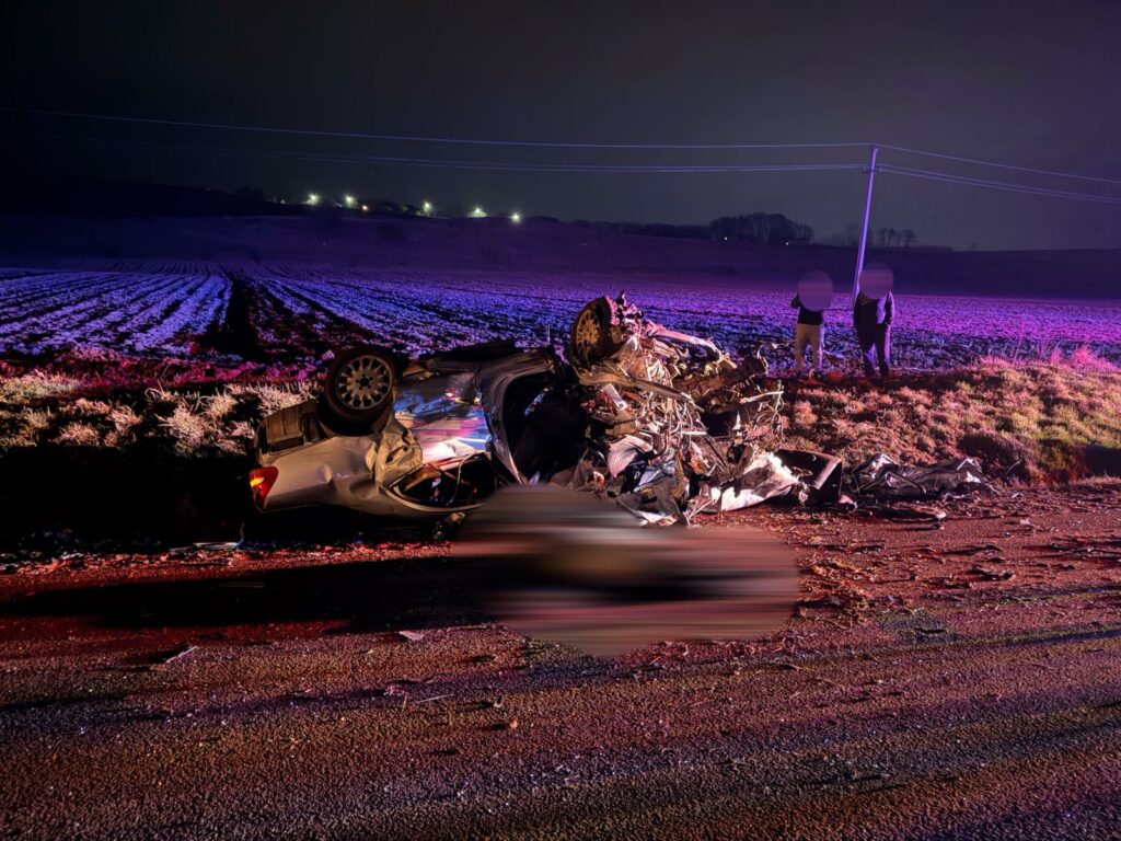 Suceava: Un mort și doi răniți după impactul frontal dintre două mașini