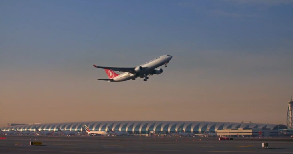 Zborurile de pe aeroportul din Dubai revin treptat după un incident cu dronă în apropierea pistei