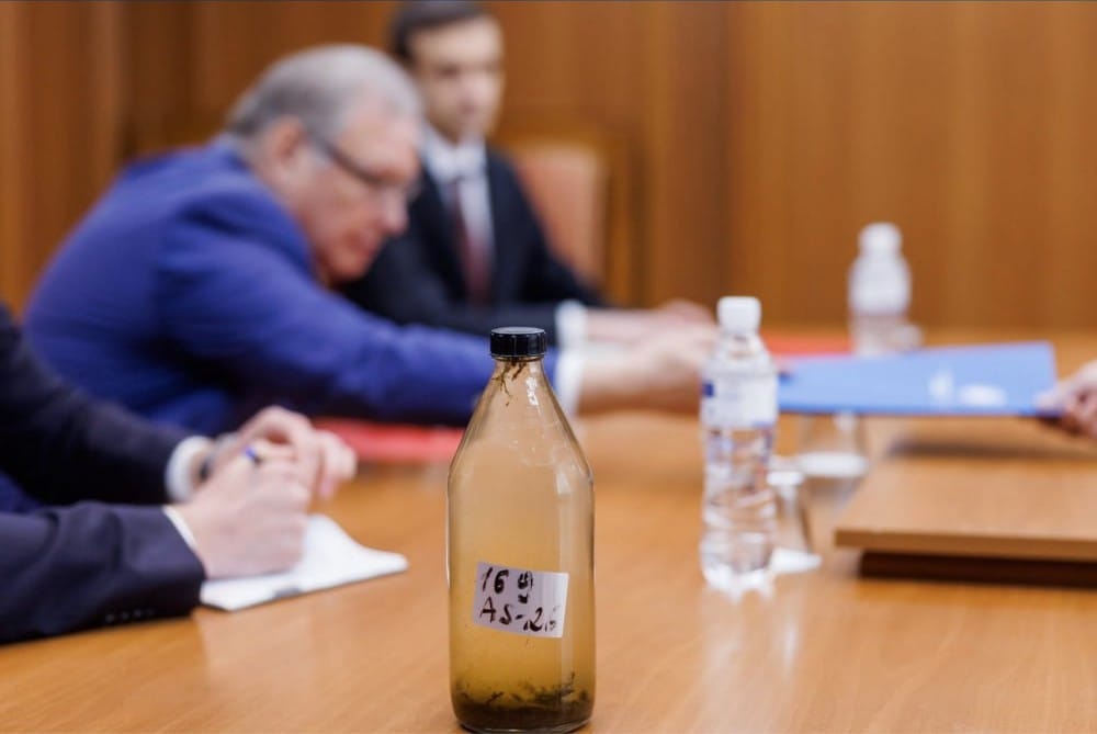 Ambasadorul rus de la Chișinău a primit o sticlă cu apă contaminată din Nistru