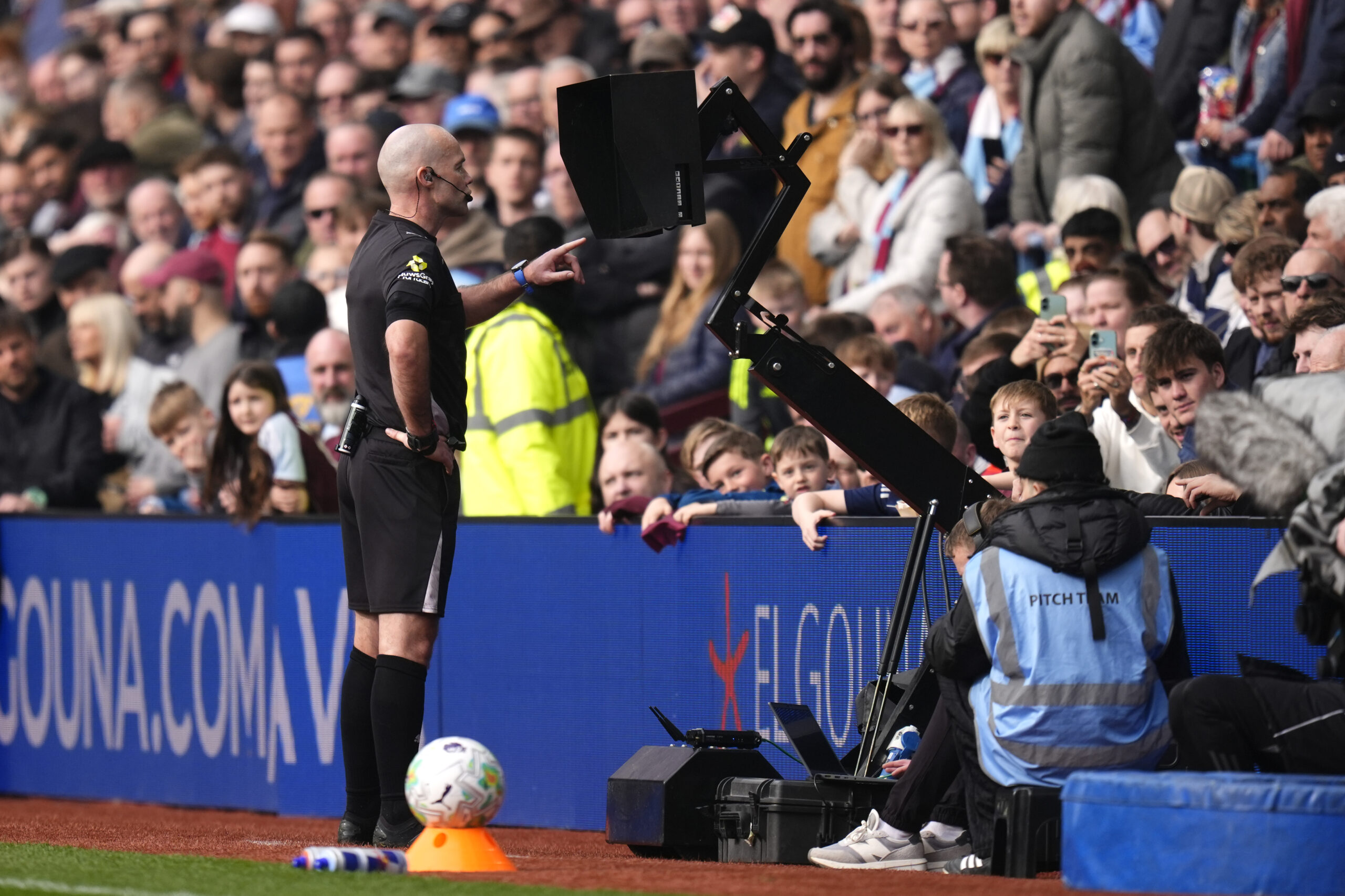 Sondaj: Peste 75% dintre fani se opun VAR în Premier League
