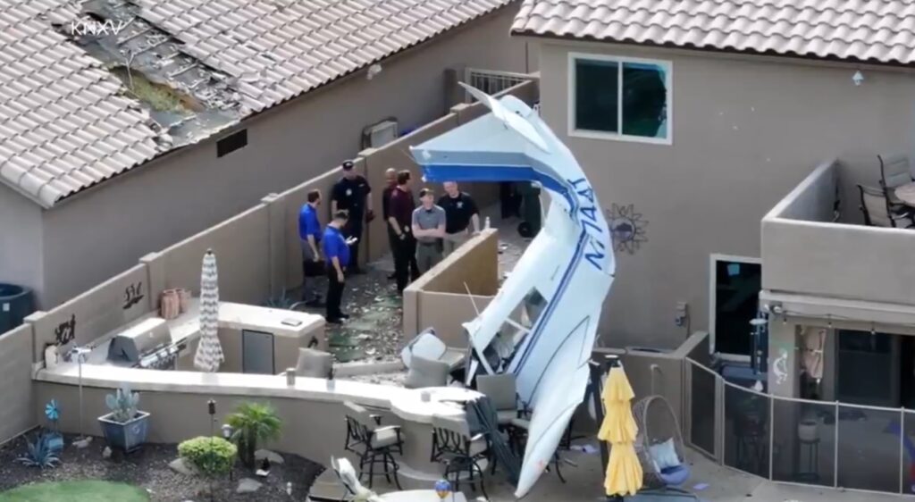 Avion de mici dimensiuni prăbușit peste două case în Phoenix. Trei persoane au fost rănite