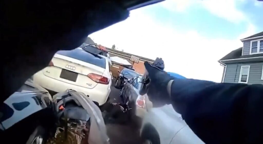 Caz controversat în SUA: Un polițist cu atac de anxietate a luat ambulanța destinată unui bărbat împușcat chiar de poliție