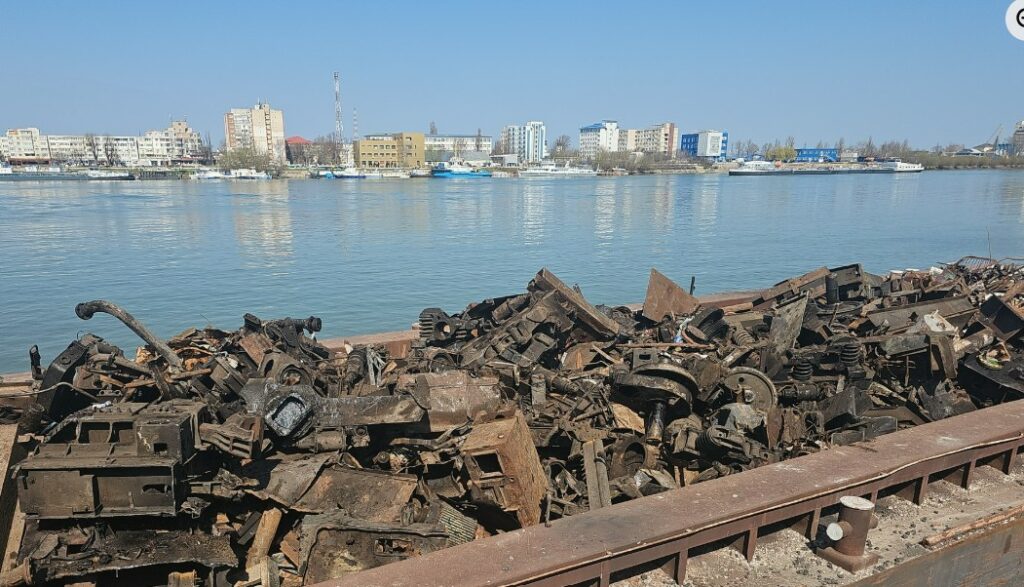 Transport ilegal de deșeuri pe Dunăre. A fost oprit în zona Galați