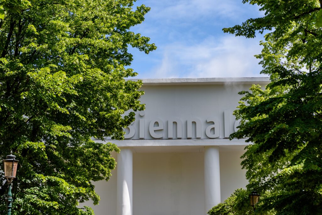 Europarlamentarii cer oprirea finanțării Bienalei de la Veneția dacă participă artiști ruși