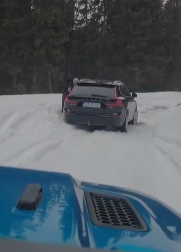 Un bărbat cu soția sa au rămas înzăpeziți pe Transalpina, în zona Pasul Tărtărău