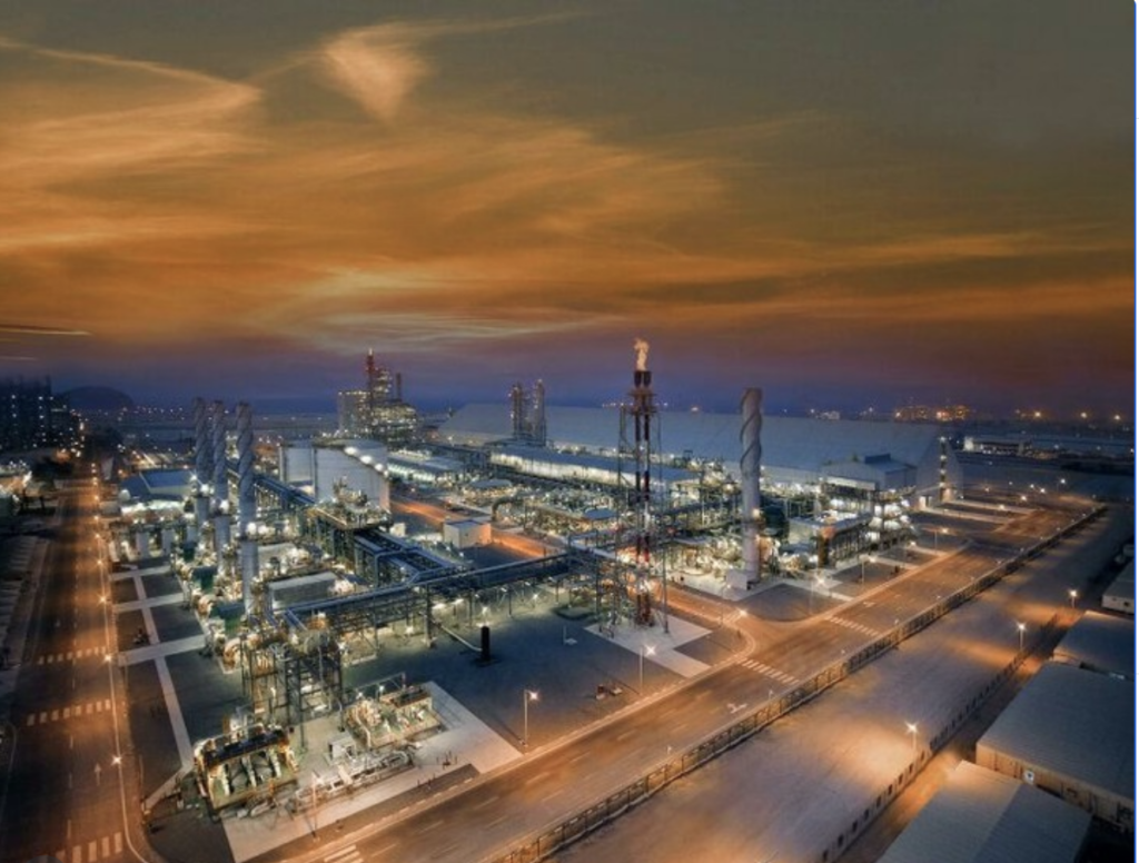 Una dintre cele mai mari rafinării de petrol din lume și-a suspendat operațiunile. Ce efecte sunt