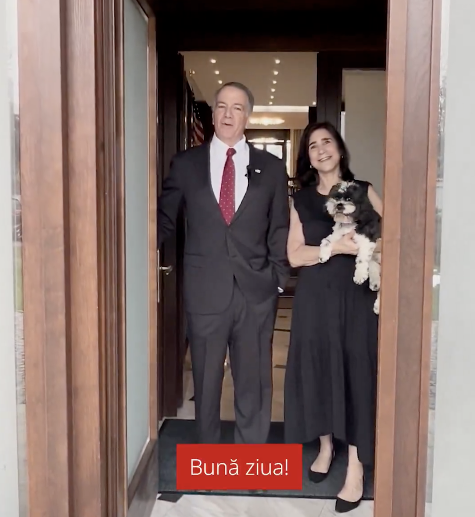 „Bună ziua!” Primul mesaj al ambasadorului SUA în România. Ce transmite și de cine este însoțit la București