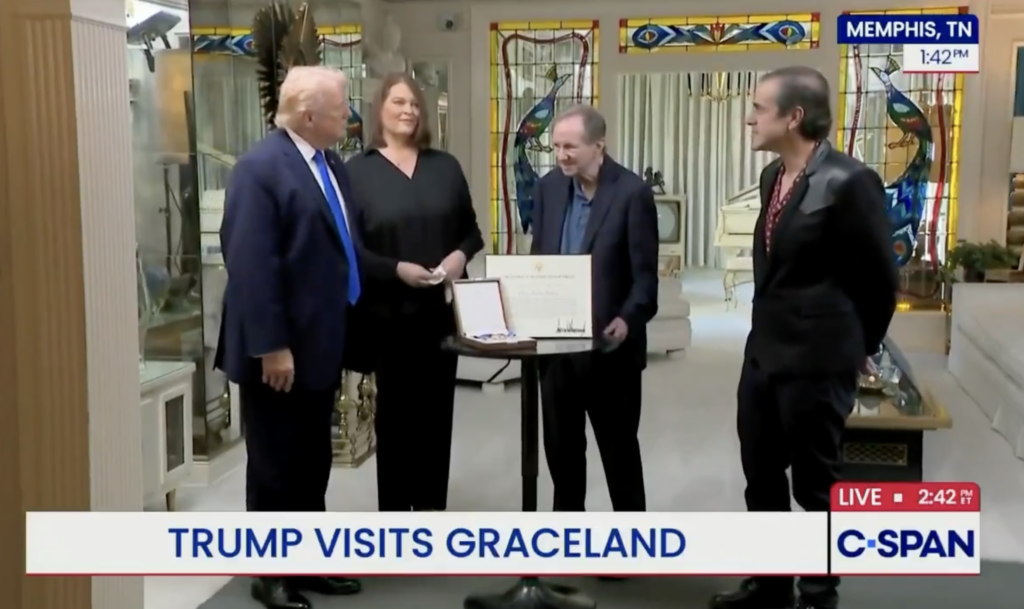 Donald Trump s-a dus în vizită la casa lui Elvis Presley, după anunțul negocierilor-surpriză cu Iranul: „L-am cunoscut pe Frank Sinatra, pe Elvis niciodată. Îl iubesc”