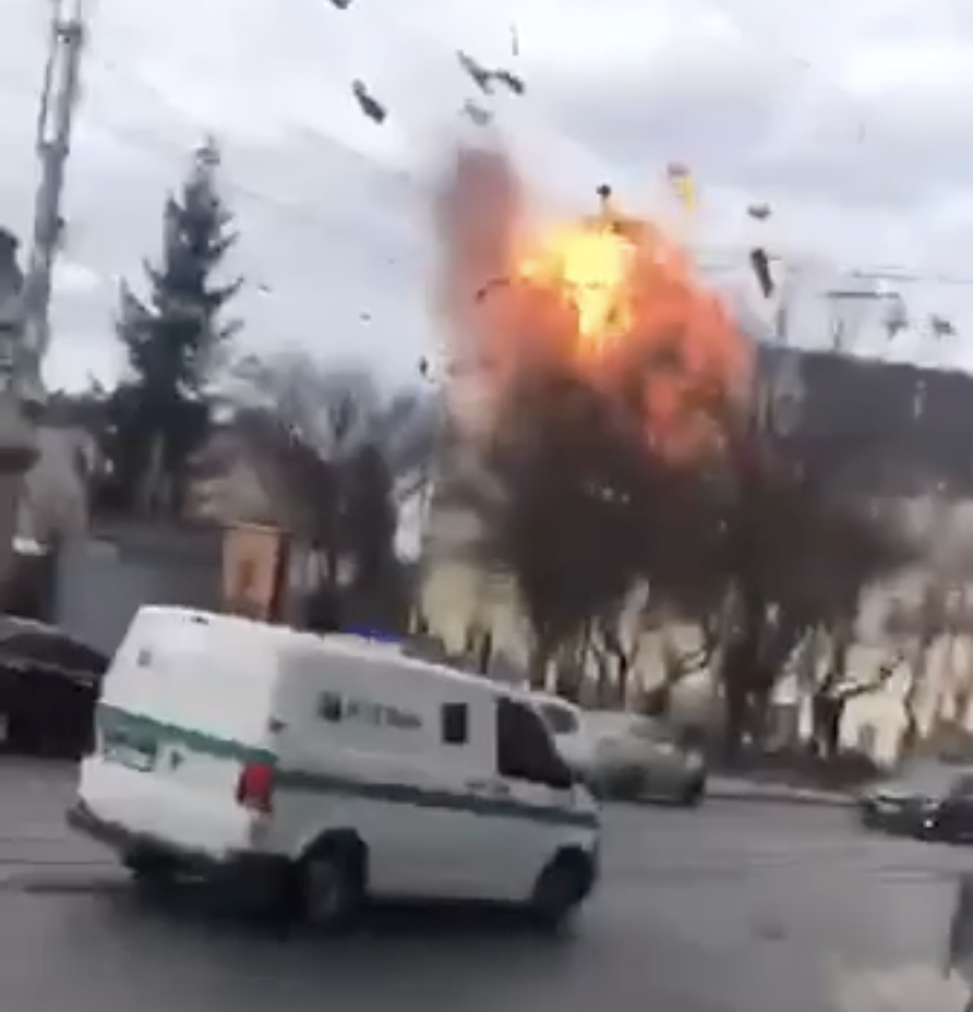 Rusia atacă vestul Ucrainei, în plină zi. O dronă a lovit centrul orașului Liov