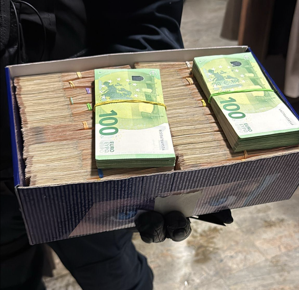UPDATE. Șeful ARR, reținut de DNA/ 500.000 de euro au fost găsiți de procurorii DNA la perchezițiile care îl vizează pe șeful ARR/ Banii, în cutii pentru pantofi, valize, pe mobila de bucătărie