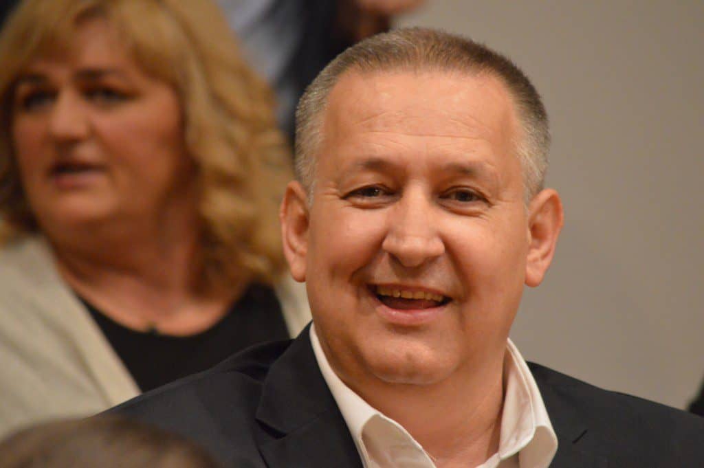 Interceptări DNA: Procurorii l-au supravegheat pe șeful ARR, Cristian Anton, în timp ce își număra banii, în șoaptă, în propria casă: „1, 2, 3.. 8, 9. ‘Ai să-mi bag ****! ”Anton se urca cu o scară inclusiv pe blatul mobilierului de bucătărie și vorbea singur când verifica banii: „Să-l iau, în **** mea … Hai aici!”