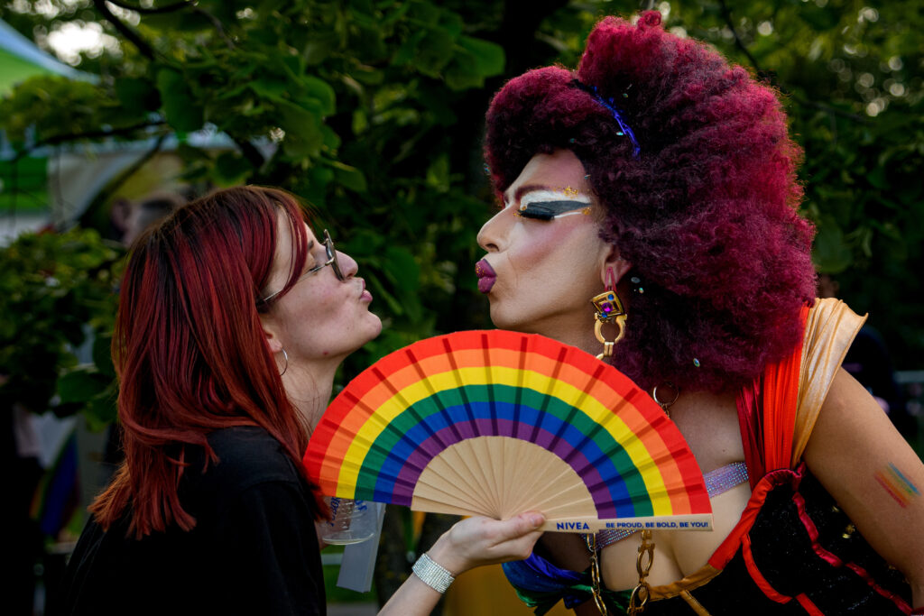 E oficial în Grecia: cuplurile gay pot adopta copii / Curtea Supremă: „Tradițiile bisericești nu sunt afectate”