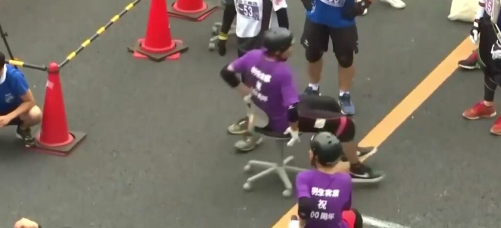 Cel mai nou sport nou din Japonia-cursele stradale cu scaune de birou. Premiul: 90 de kilograme de orez