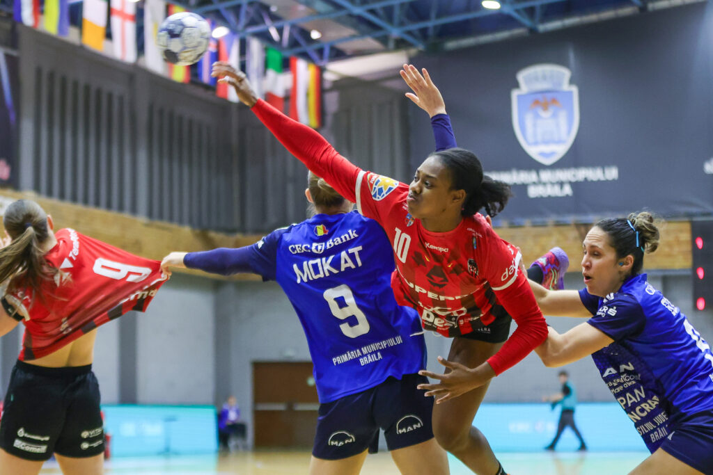 Două handbaliste de la Gloria Bistrița, incluse în echipa ideală a etapei din Liga Campionilor