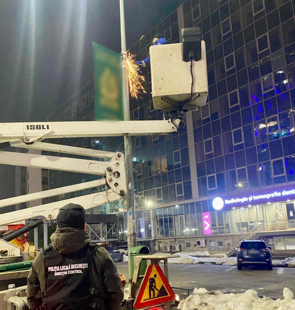 Operațiune nocturnă în București: zeci de bannere publicitare, demontate de pe stâlpi