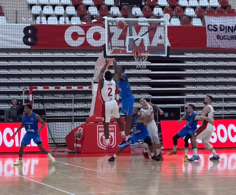 Dinamo câștigă derbiul cu Steaua din campionatul de baschet, după un coș marcat la ultima fază