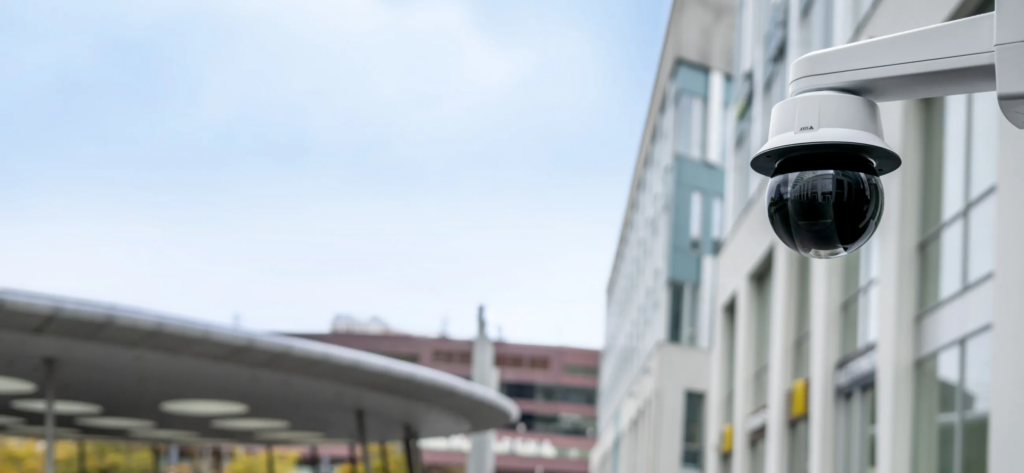 ELKO Romania anunță: Camera PTZ cu AI de la Axis cu o calitate excepțională a imaginii în orice condiții de iluminare