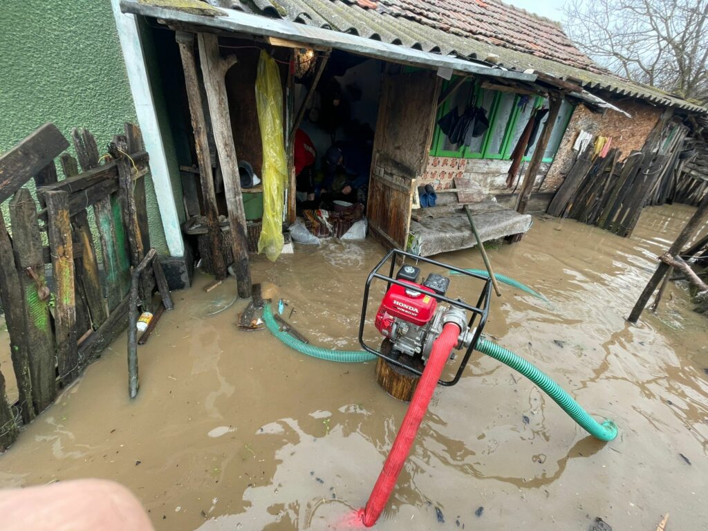 Furtuni puternice în Teleorman: acoperiș smuls de vânt și gospodării inundate în mai multe localități