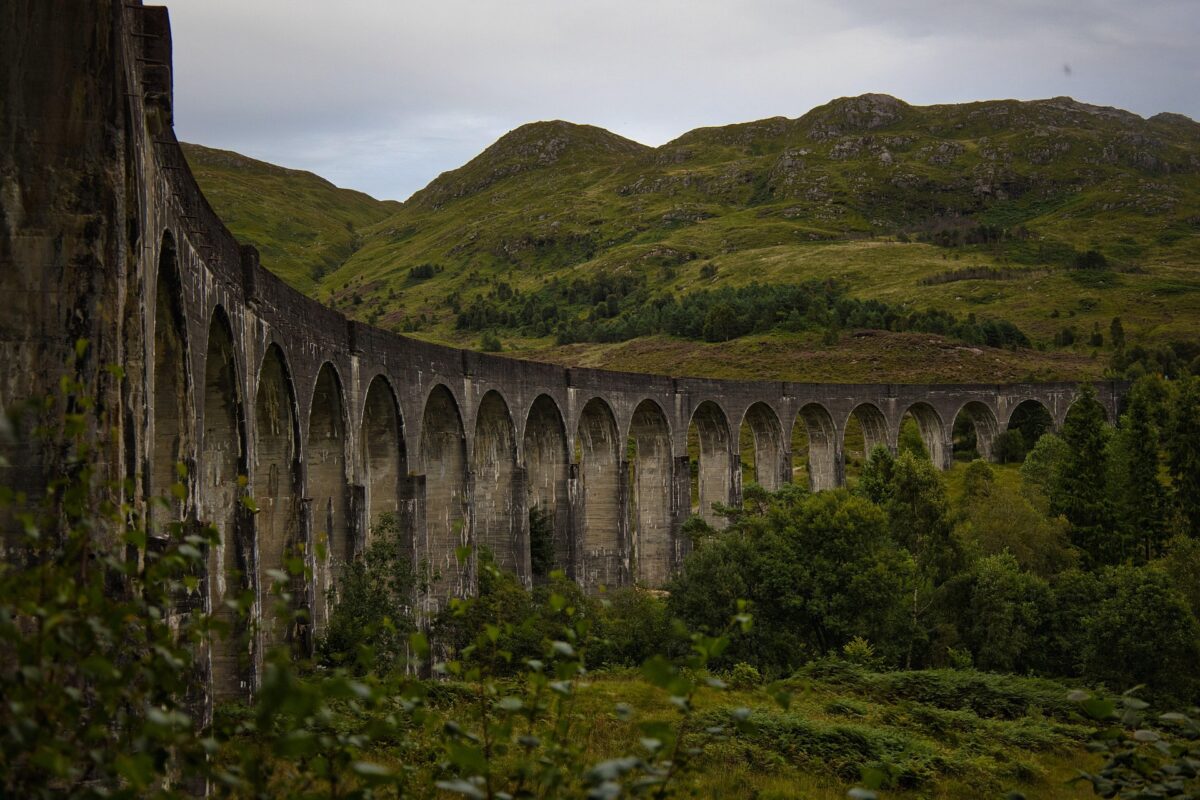 A fost lansat primul trailer pentru serialul Harry Potter și a fost dezvăluită data premierei
