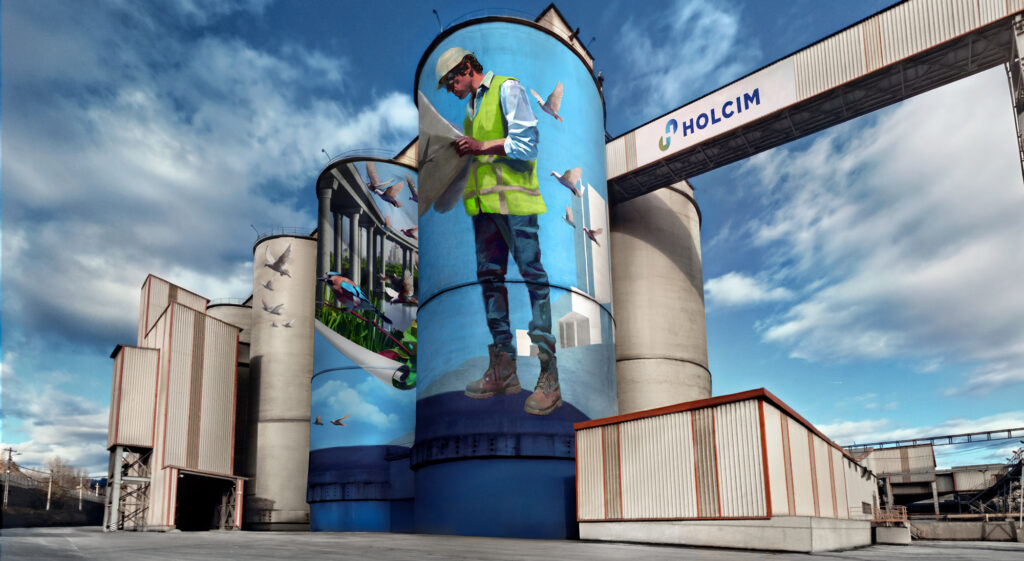 Holcim transformă silozurile fabricii din Câmpulung într-un mural care purifică aerul. Efectul se datorează vopselei folosite