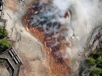 Cel mai mare gheizer acid din lume erupe din nou la Yellowstone