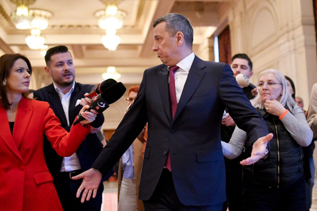 Simion către Grindeanu: „Aruncați pensionarilor un oscior în scârbă dintr-un avion Nordis”. Replica liderului PSD: „Dacă erați premier, eram păziți de ruși”