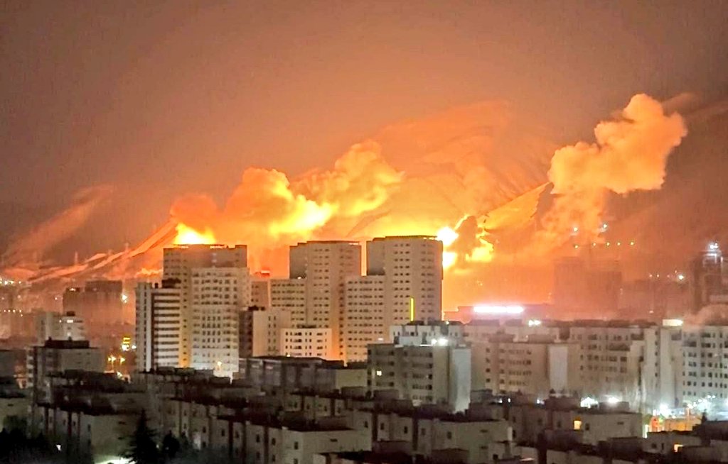 Război în Orientul Mijlociu, ziua 6. Israel și SUA atacă în Iran, Iran lovește în Israel, Emiratele Arabe Unite și Bahrain. Vizate sunt facilitățile militare și de petrol. Trump vrea să se implice în alegerea noului președinte iranian