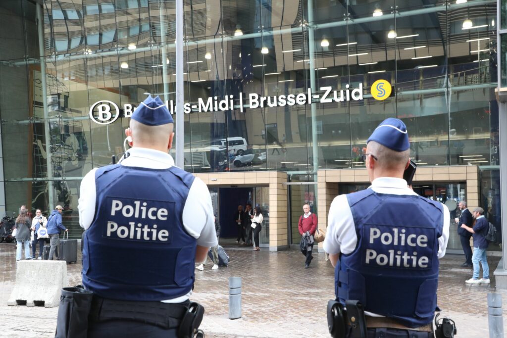 O gară dintr-un mare oraș european, evacuată după ce polițiștii au descoperit două pachete suspecte