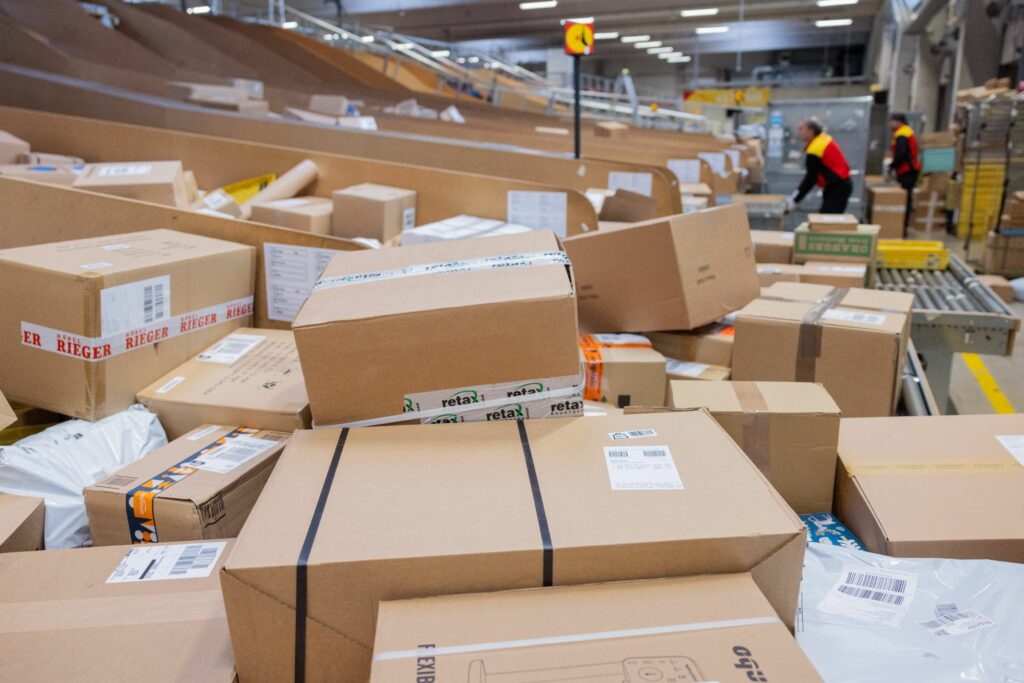 UE va percepe o taxă de manipulare pentru coletele mici provenite din afara blocului. De când ar putea intra în vigoare măsura