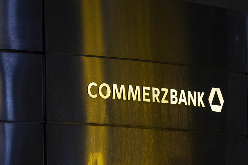 UniCredit lansează o ofertă de 35 de miliarde de euro pentru Commerzbank