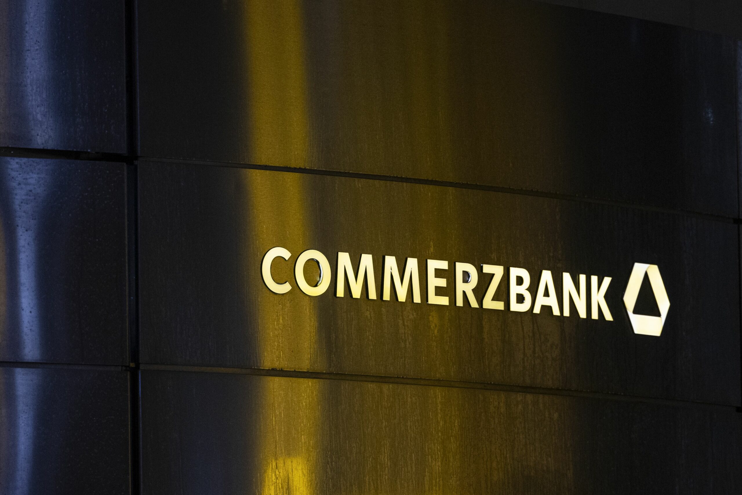 UniCredit lansează ofertă de 35 miliarde euro pentru Commerzbank
