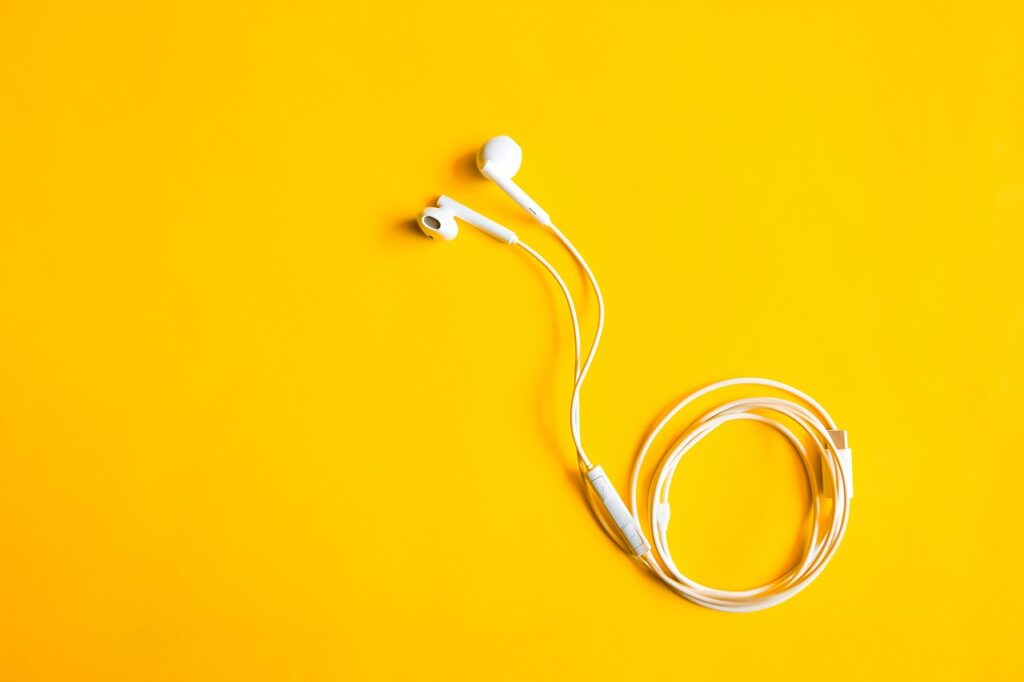 Vânzările de căști cu fir sunt în plină expansiune. De ce renunță unii utilizatori la Bluetooth?