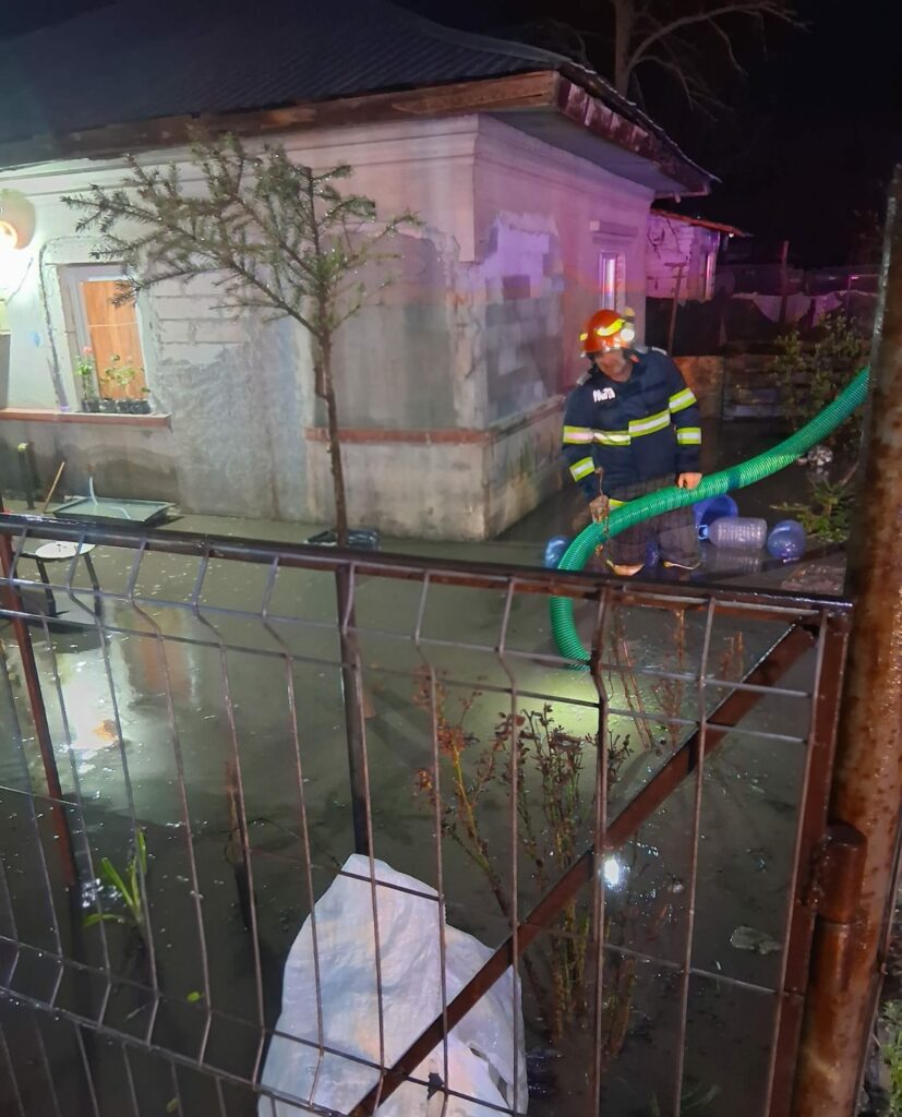 Ploi torențiale în Giurgiu. Câteva curți au fost inundate