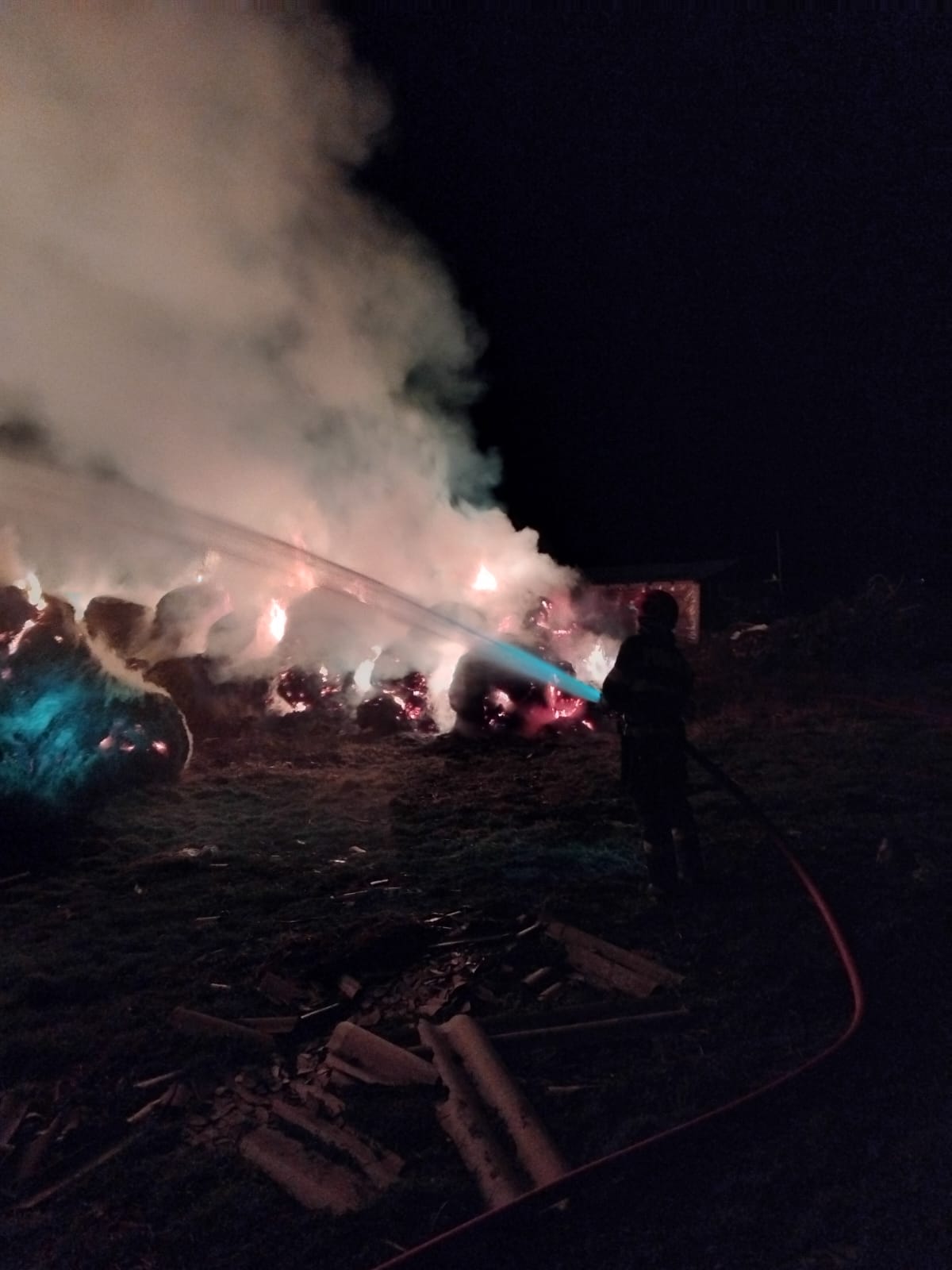 Pompierii au intervenit timp de nouă ore pentru stingerea unui incendiu. 40 de tone de furaje au ars