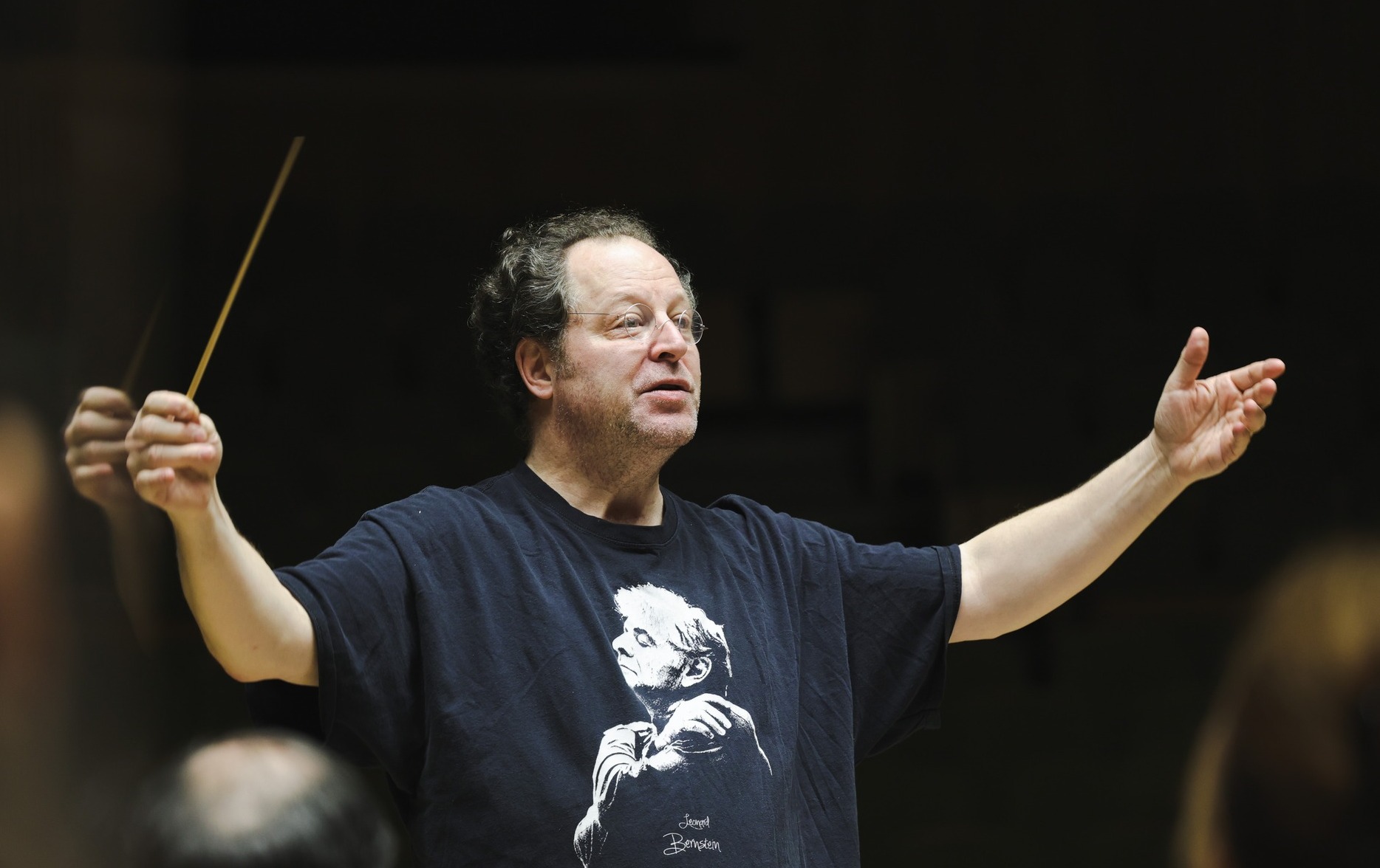 Poza pentru articolul Dirijorul american John Axelrod dirijează la București cu o baghetă dăruită de Leonard Bernstein