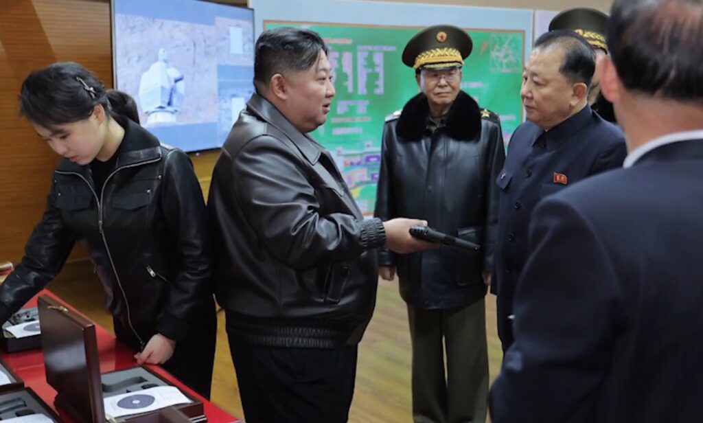 Kim Jong Un și fiica sa testează pistoale noi la un poligon de tragere