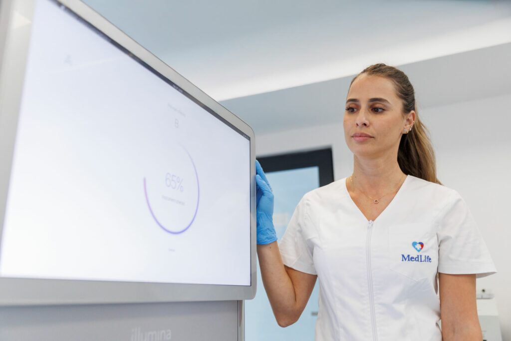 Primele rezultate ale primului studiu de genomică din România derulat de MedLife arată corelații semnificative între predispozițiile genetice identificate și analizele de sânge, precum și anamneza pacienților, confirmând valoarea testării genomice ca instrument real de predicție clinică. „Metoda noastră originală este de acum validată” (P)