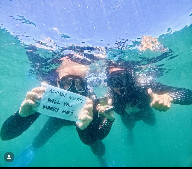 Liderul trupei Metallica, James Hetfield, și-a cerut iubita în căsătorie vineri, 13, sub apă, printre rechini