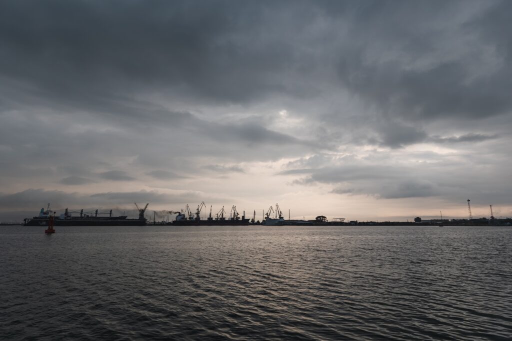 Midia Marine Terminal a inițiat procedurile pentru descărcarea tancului petrolier, după scufundarea remorcherului Astana, în contextul menținerii stabilității pieței de carburanți