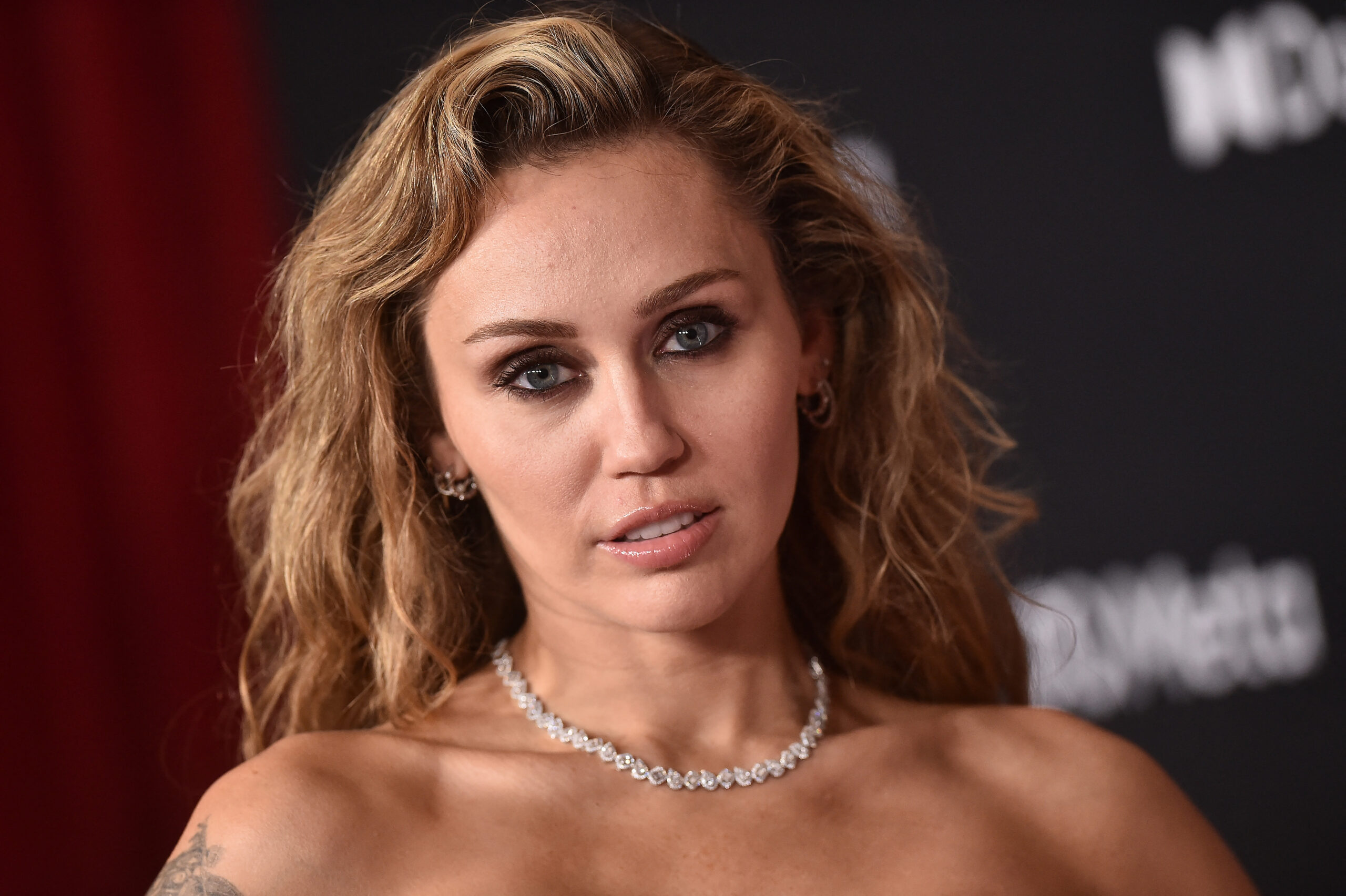 Poza pentru articolul Miley Cyrus a revenit la „Hannah Montana”